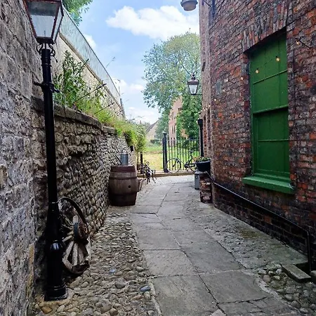 Crookback House * York