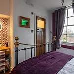 Crookback House شقة