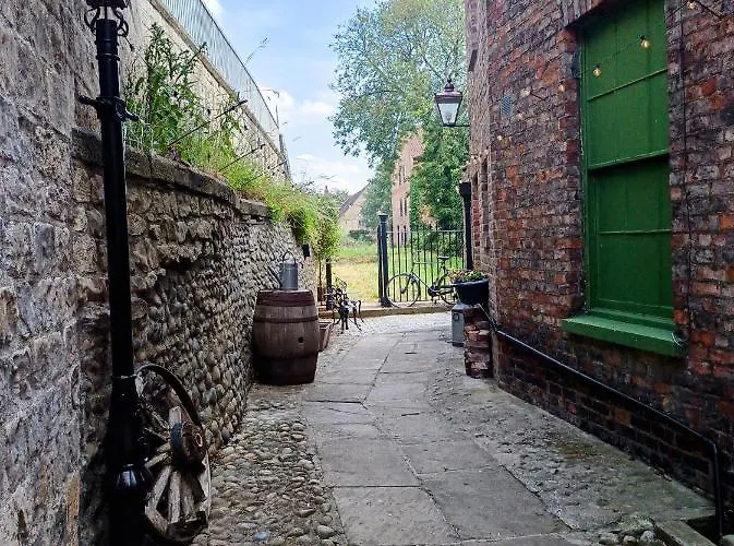 Crookback House * ヨーク